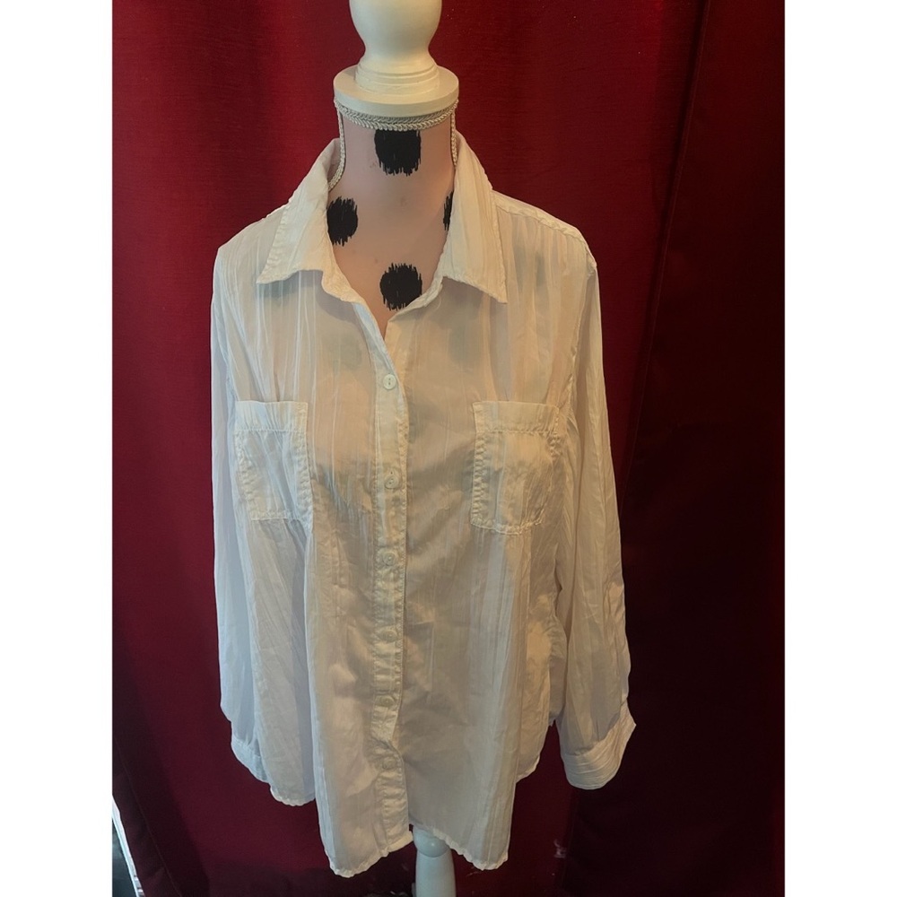 Chicos Size 1 Lightweight Button Up Blouse